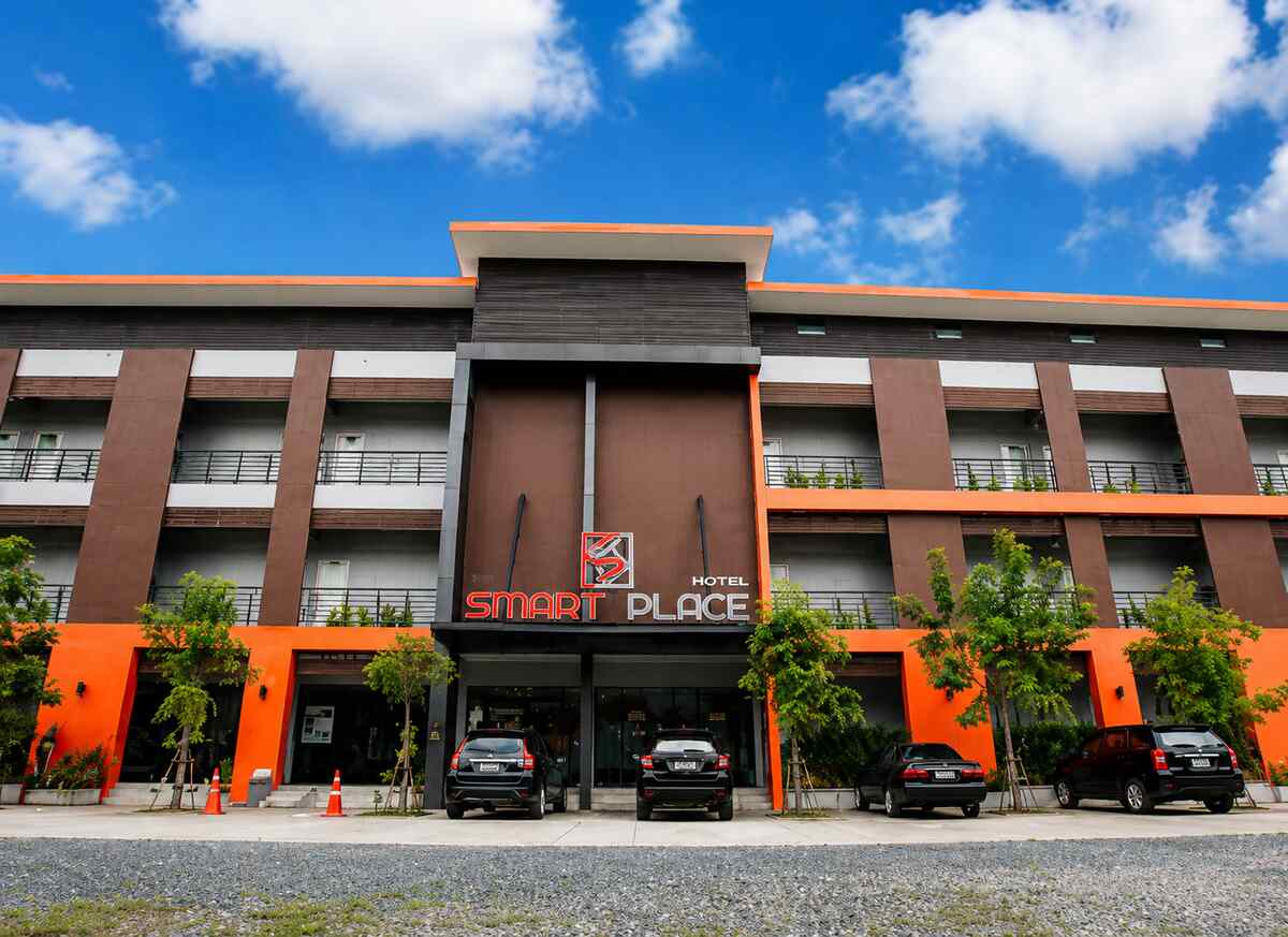 ภายนอกอาคาร Smart Hotel ลำลูกกา พร้อมที่จอดรถส่วนตัวฟรีด้านหน้าอาคาร