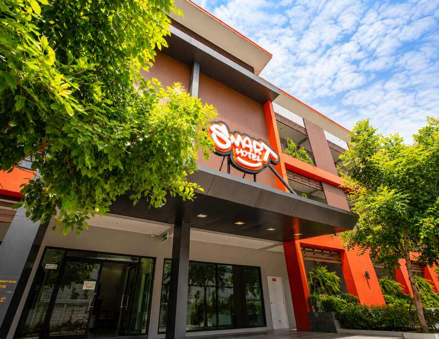 ภายนอกอาคาร Smart Hotel ลำลูกกา และกันสาดทางเข้าที่มีไฟส่องสว่าง