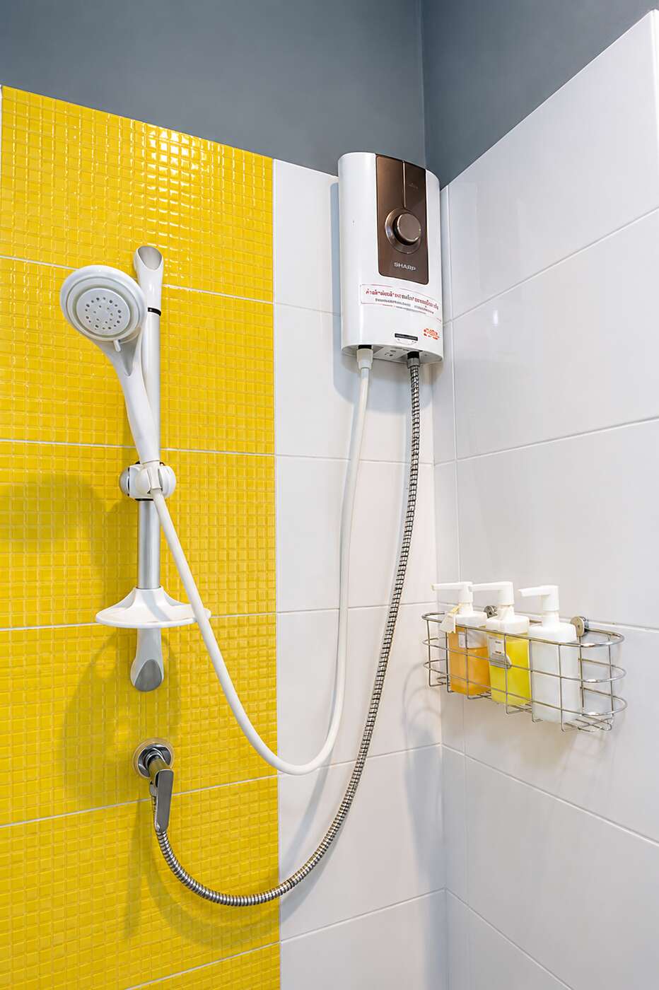 ห้องน้ำส่วนตัวพร้อมโซนอาบน้ำกระเบื้องสว่างที่ Smart Hotel