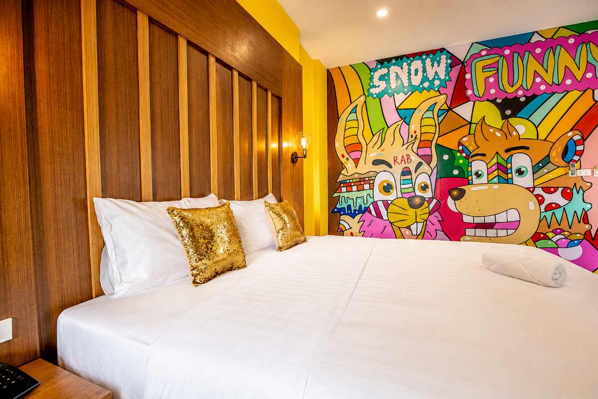ห้องพักของ Smart Hotel ถ่ายจากมุมประตูทางเข้า